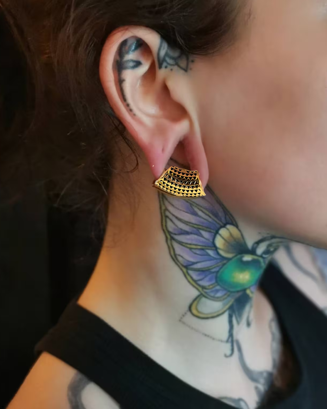 Cuff Tribal Lobe en acero inoxidable con diseño tribal y cierre de clip, disponible en plateado y dorado, para expansiones de oreja desde 8mm