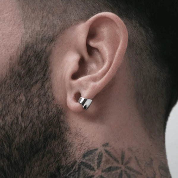 Cuff Singularity Lobe en acero inoxidable con diseño futurista y cierre de clip, disponible en plateado y dorado, para expansiones de oreja desde 10mm obsidianloops