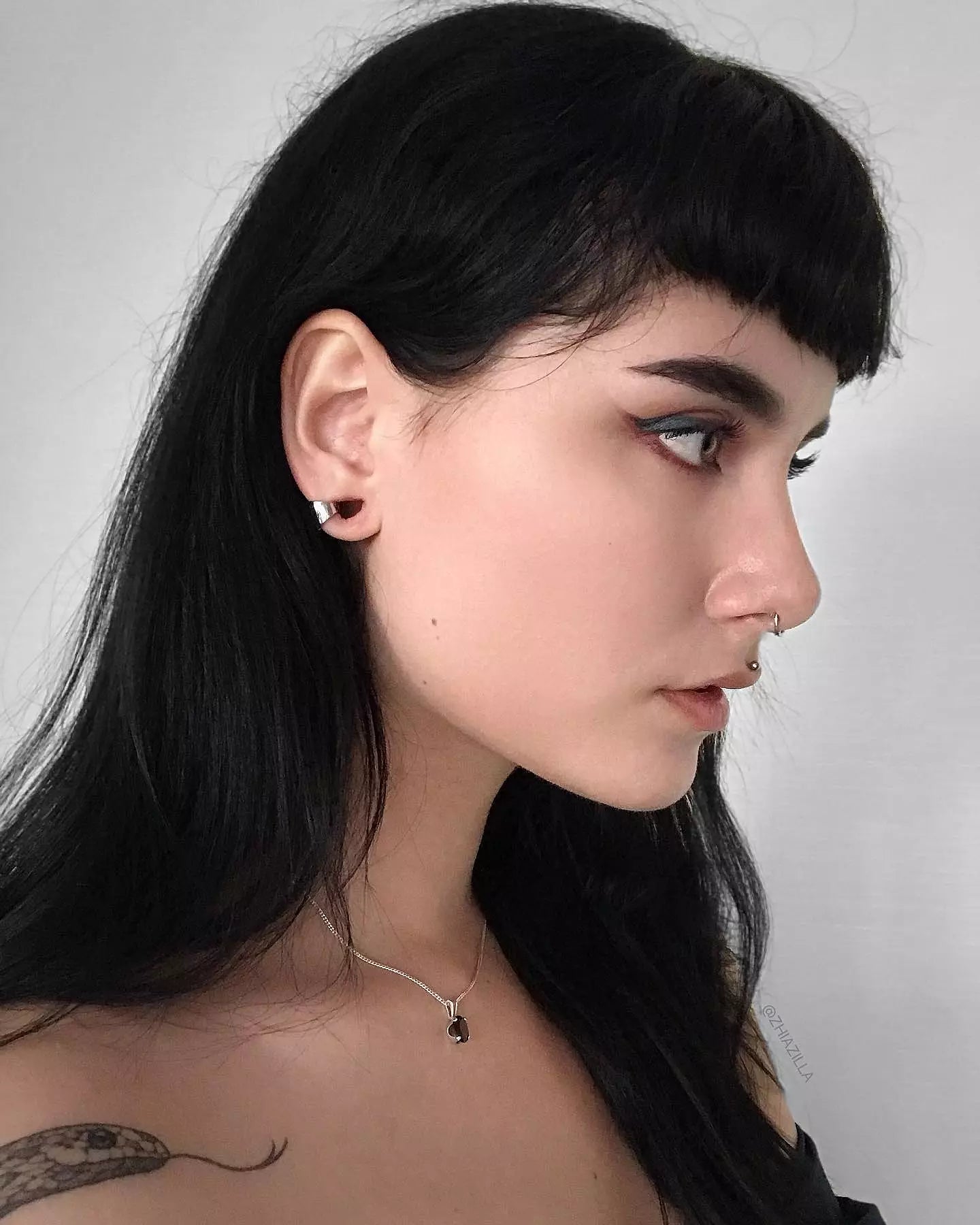 Cuff Singularity Lobe en acero inoxidable con diseño futurista y cierre de clip, disponible en plateado y dorado, para expansiones de oreja desde 10mm obsidianloops