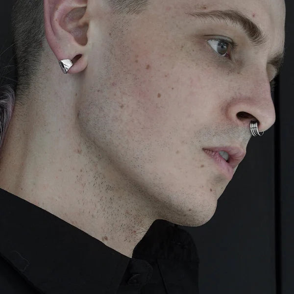 Cuff Singularity Lobe en acero inoxidable con diseño futurista y cierre de clip, disponible en plateado y dorado, para expansiones de oreja desde 10mm obsidianloops