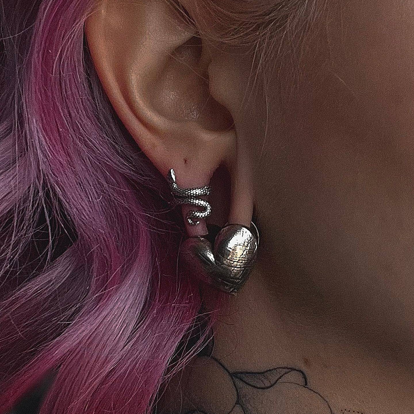 Cuff Lobe Snake en acero inoxidable 316L con diseño de serpiente, ideal para expansiones desde 6mm. Disponible en plateado.