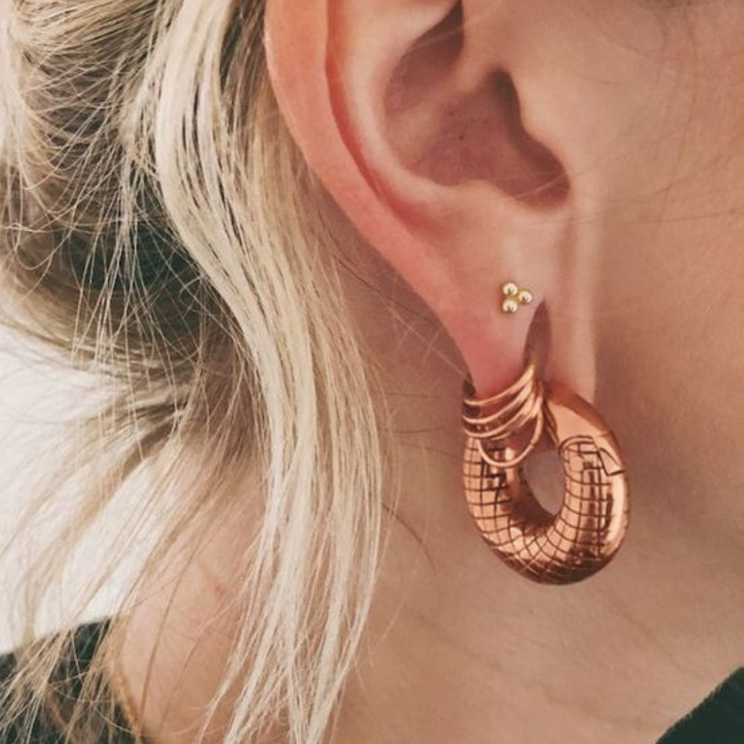 Hanger Aetherial en acero inoxidable con acabado rose gold y diseño flotante de líneas suaves, para expansiones de oreja desde 6mm